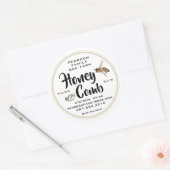 Honing met Kam Label Vliegende Bij op Wit (Envelop)