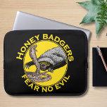 Honingbadgers vrezen geen boze prijsopgave laptop sleeve<br><div class="desc">Honing dassen vrezen geen kwaad citaat laptop mouw met een vervelende badass honing das verzen een cobra slang. Honingdassen zijn echt de zwaarste dieren op de planeet. Honingdassen nemen het op tegen leeuwen, slangen en al het andere dat hen in de weg staat. Deze honingdas en cobra snake yellow en...</div>