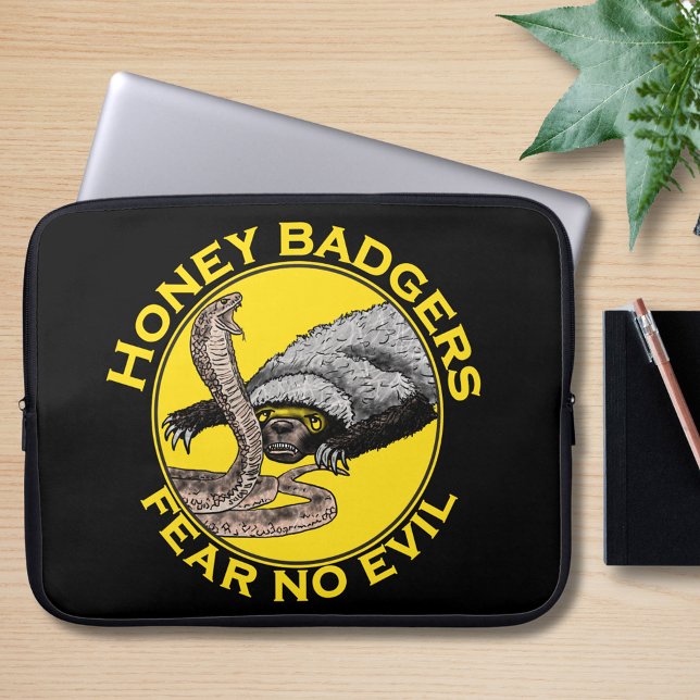 Honingbadgers vrezen geen boze prijsopgave laptop sleeve (Honey badgers fear no evil quote badass honey verses snake art black and yellow laptop sleeve)