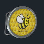 Honingbee Cartoon Gesp<br><div class="desc">Het glimlachen van de cartoon van de vliegende bijen over naadloze bijenkorven.</div>