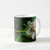 Honingbij bestuift een Blackberry Flower Mok (Voorkant rechts)