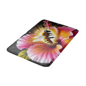 Honingbij bestuift een bloeiende heldere hibiscus badmat (Gekanteld)