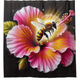 Honingbij bestuift een bloeiende heldere hibiscus douchegordijn
