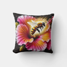 Honingbij bestuift een bloeiende heldere hibiscus kussen