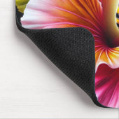 Honingbij bestuift een bloeiende heldere hibiscus muismat (Hoek)