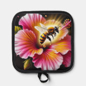 Honingbij bestuift een bloeiende heldere hibiscus pannenlap (Voorkant)