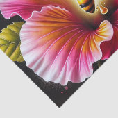 Honingbij bestuift een bloeiende heldere hibiscus tissuepapier (Detail)