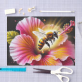 Honingbij bestuift een bloeiende heldere hibiscus tissuepapier (Craft)