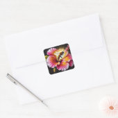 Honingbij bestuift een bloeiende heldere hibiscus vierkante sticker (Envelop)