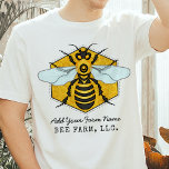 Honingbij Honingraat Bijen Boerderij Apiary gepers T-shirt<br><div class="desc">Dit T-shirt voor honingbijen heeft een grote bij over een lichte, heldere honingraat achtergrond. De gele en zwarte bij heeft wit-blauwe vleugels die zich uitspreiden alsof ze klaar is om te vliegen. De achtergrond is een gouden honingraatvorm van de bijenkorf. Gebruik de sjabloon boerderij om tekst toe te voegen die...</div>