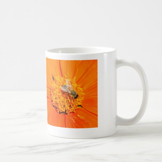 honingbij op de mok van oranje bloemen (Rechts)
