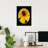 Honingbij OP EEN GELE BLOEM Poster (Thuiskantoor)