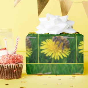 Honingbij op een gele paardenbloem cadeaupapier