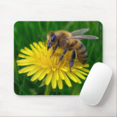 Honingbij op een gele paardenbloem muismat (Met muis)