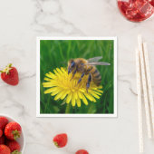 Honingbij op een gele paardenbloem servet (Insitu)