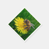 Honingbij op een gele paardenbloem servet (Hoek)