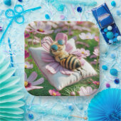 Honingbij rust op een kussen papieren bordje (Feest)