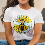 Honingbije Bumblebee Queen Bee Honey | Gepersonali T-shirt<br><div class="desc">Dit super zoete honingbij t-shirt heeft een originele tekening van een gele en zwarte bij. Hij heeft wit-blauwe vleugels die uitgespreid zijn alsof hij klaar is om te vliegen. Daarachter rust het op een cirkel van honingraat met een gestreepte rand en fleur de lis. Het is perfect voor elke bijenkoningin....</div>