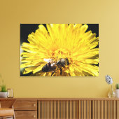 Honingbije op macrofoto gele andelion canvas afdruk (Insitu (Woonkamer))