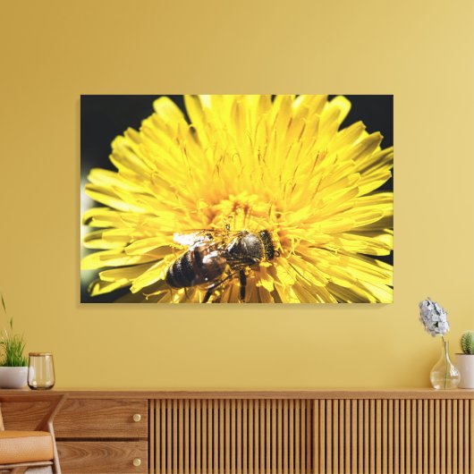 Honingbije op macrofoto gele andelion canvas afdruk (Insitu (Woonkamer))