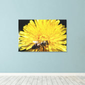 Honingbije op macrofoto gele andelion canvas afdruk (Insitu (Houten vloer))
