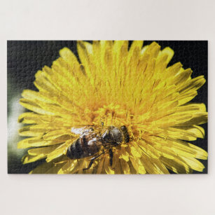 Honingbije op macrofoto gele andelion legpuzzel