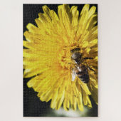 Honingbije op macrofoto gele andelion legpuzzel (Verticaal)