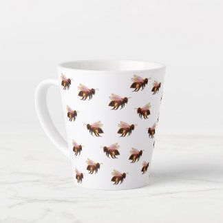 Honingbijen die kleine latte Mok voeren