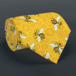 Honingbijen Honeycomb Beehive Bee Pattern Insect Stropdas<br><div class="desc">Dit zoete bijenpatroon show honingbijen over een lichte,  heldere goudgele honingraatachtergrond. De gele en zwarte bijen hebben reuzenwit-blauwe vleugels. Ze kruipen over de honingraat in hun bijenkorf. Dit originele,  op natuur geïnspireerde design is perfect voor een ,  landelijk decor-thema.</div>