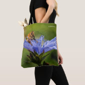 Honingbijen op de bloeiende radicchio tote bag (Dichtbij)