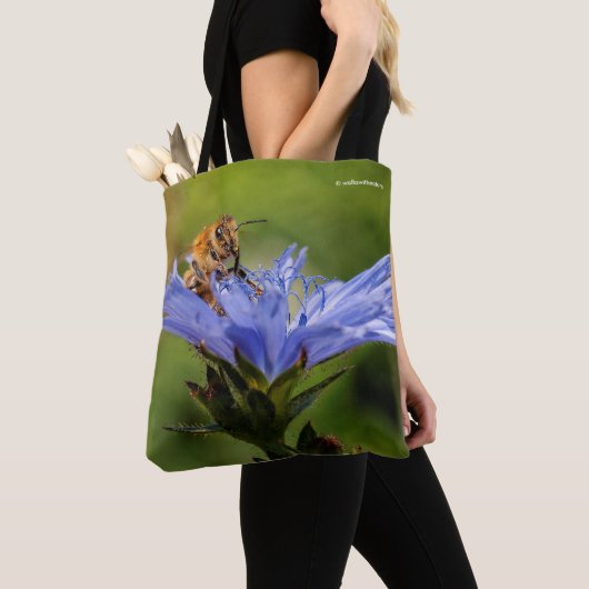Honingbijen op de bloeiende radicchio tote bag (Dichtbij)
