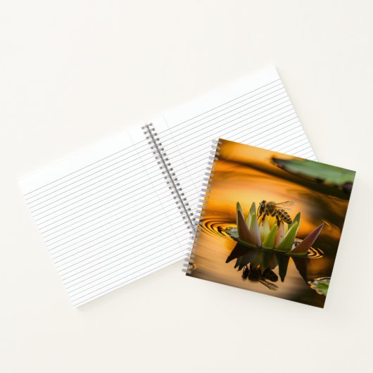 Honingbijen op de ventiel notitieboek (Binnen)