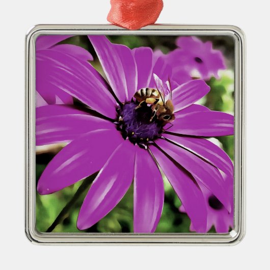 Honingbijen op een Paarse Afrikaanse Daisy Art Metalen Ornament (Voorkant)