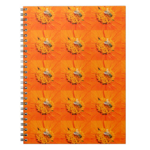 honingbijen op oranje notitieboek