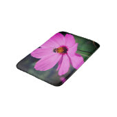 Honingbijen op roze kosmos raken dicht badmat (Gekanteld)