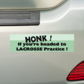 Honk als je op weg bent naar Lacrosse praktijk Bumpersticker (Op auto)