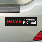 HONK als je P-Chem passeert. (Rood/zwart) Bumpersticker (Op auto)