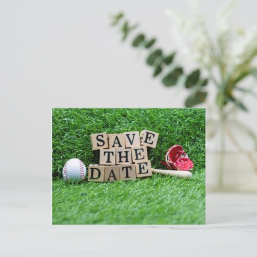 Honkbal Bewaar de datum met bal en bat op groen Briefkaart (Staand voorkant)