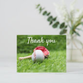 Honkbal en knuppel zijn op groen gras Dank u Briefkaart (Staand voorkant)