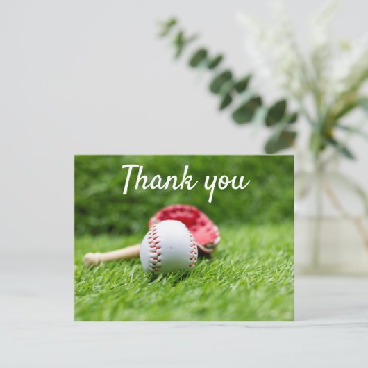 Honkbal en knuppel zijn op groen gras Dank u Briefkaart (Staand voorkant)