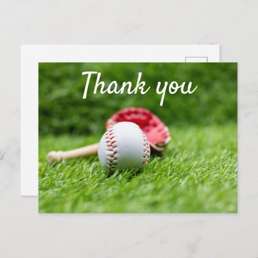 Honkbal en knuppel zijn op groen gras Dank u Briefkaart (Voorkant / Achterkant)