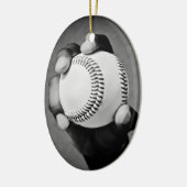 honkbal in hand keramisch ornament (Links)