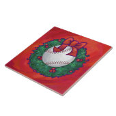 Honkbal in krans op rood tegeltje (Zijkant)