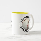 Honkbal & Medium Text GEEL 325ml Custom Tweekleurige Koffiemok (Voorkant rechts)