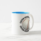 Honkbal & Medium Text LICHTBLAUW 325ml Custom Tweekleurige Koffiemok (Voorkant rechts)