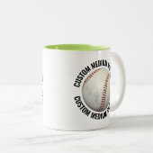 Honkbal & Medium Text LIME GROEN 325ml Custom Tweekleurige Koffiemok (Voorkant rechts)