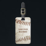 honkbal op maat bagagelabel<br><div class="desc">Een foto van een versleten honkbal biedt de achtergrond voor dit gepersonaliseerde bagagelabel. Voeg jouw naam toe in het gedempte grijze sans serif lettertype in een schaduw van roodbruin die overeenkomt met de stikkende. Pas de achterkant aan met jouw naam en contactinformatie in wit op een overeenkomende roodbruine achtergrond. Ideaal...</div>