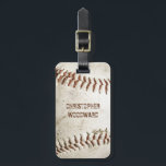 honkbal op maat bagagelabel<br><div class="desc">Een foto van een versleten honkbal biedt de achtergrond voor dit gepersonaliseerde bagagelabel. Voeg jouw naam toe in het gedempte grijze sans serif lettertype in een schaduw van roodbruin die overeenkomt met de stikkende. Pas de achterkant aan met jouw naam en contactinformatie in wit op een overeenkomende roodbruine achtergrond. Ideaal...</div>