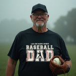 Honkbal Vader Gepersonaliseerde Vaderdag T-shirt<br><div class="desc">Baseball Dad T Shirt - Vier je vader met dit gedurfde en nostalgische "Baseball Dad" t shirt ontwerp, met een verontrustend varsity-stijl lettertype, rode stikdetails die klassieke honkbalnaden nabootsen, en een silhouet van een slagman klaar om te zwaaien. Met ruimte voor gepersonaliseerde namen direct boven de hoofdafbeelding, voegt dit ontwerp...</div>