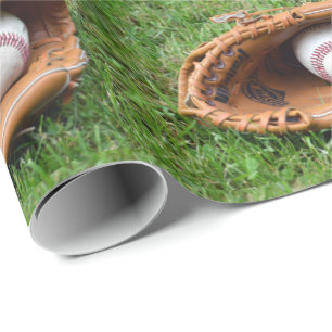 Honkbalhandschoen en honkbal op grasprint cadeaupapier